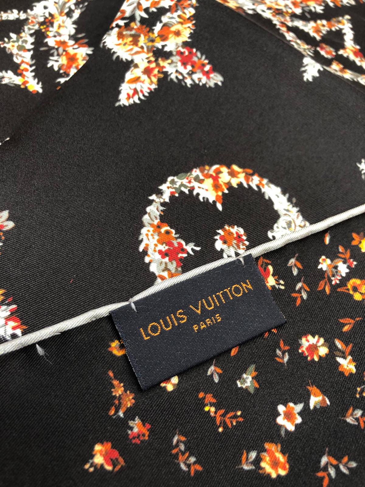 LOUIS VUITTON LV SCARF 90 CM IN SILK 704582