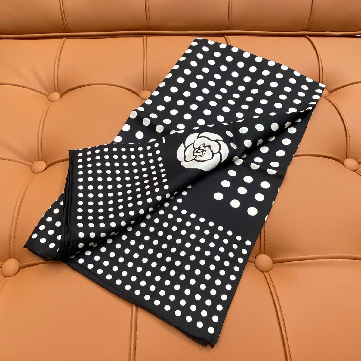 CHANEL 25S SCARF 90 IN SILK 703690