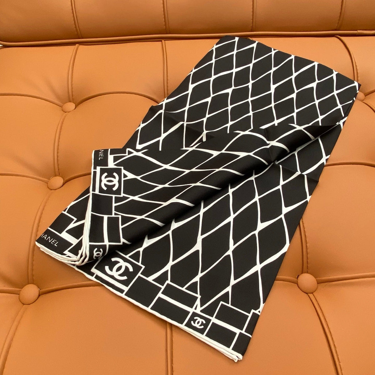 CHANEL 25S SCARF 90 IN SILK 703695