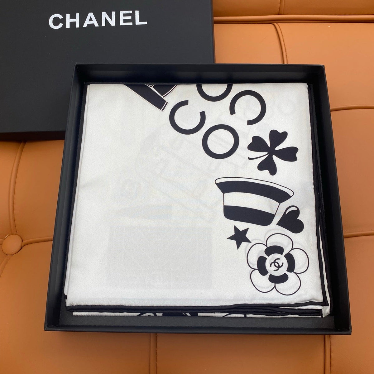 CHANEL 25S SCARF 90 IN SILK 703697