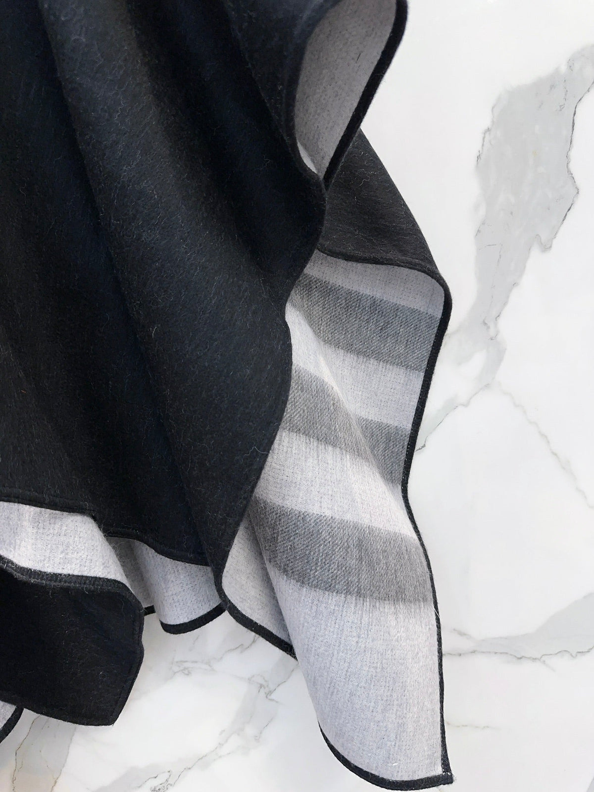 BURBERRY WOOL CAPE 140 CM BLACK AND LIGHT GRAY 394535