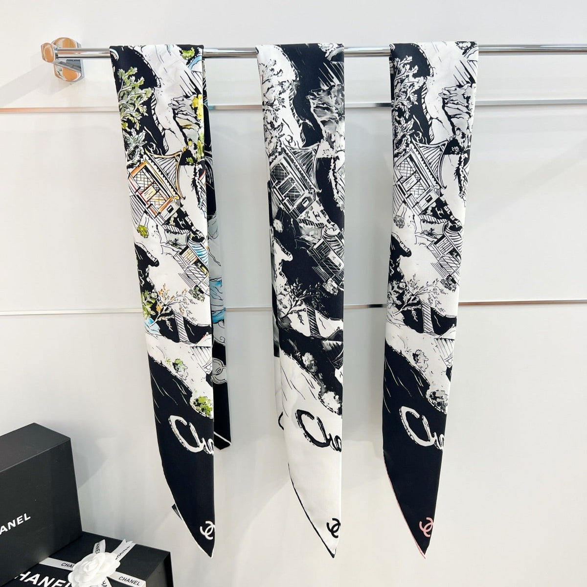 CHANEL 25S SCARF 90 IN SILK 735865