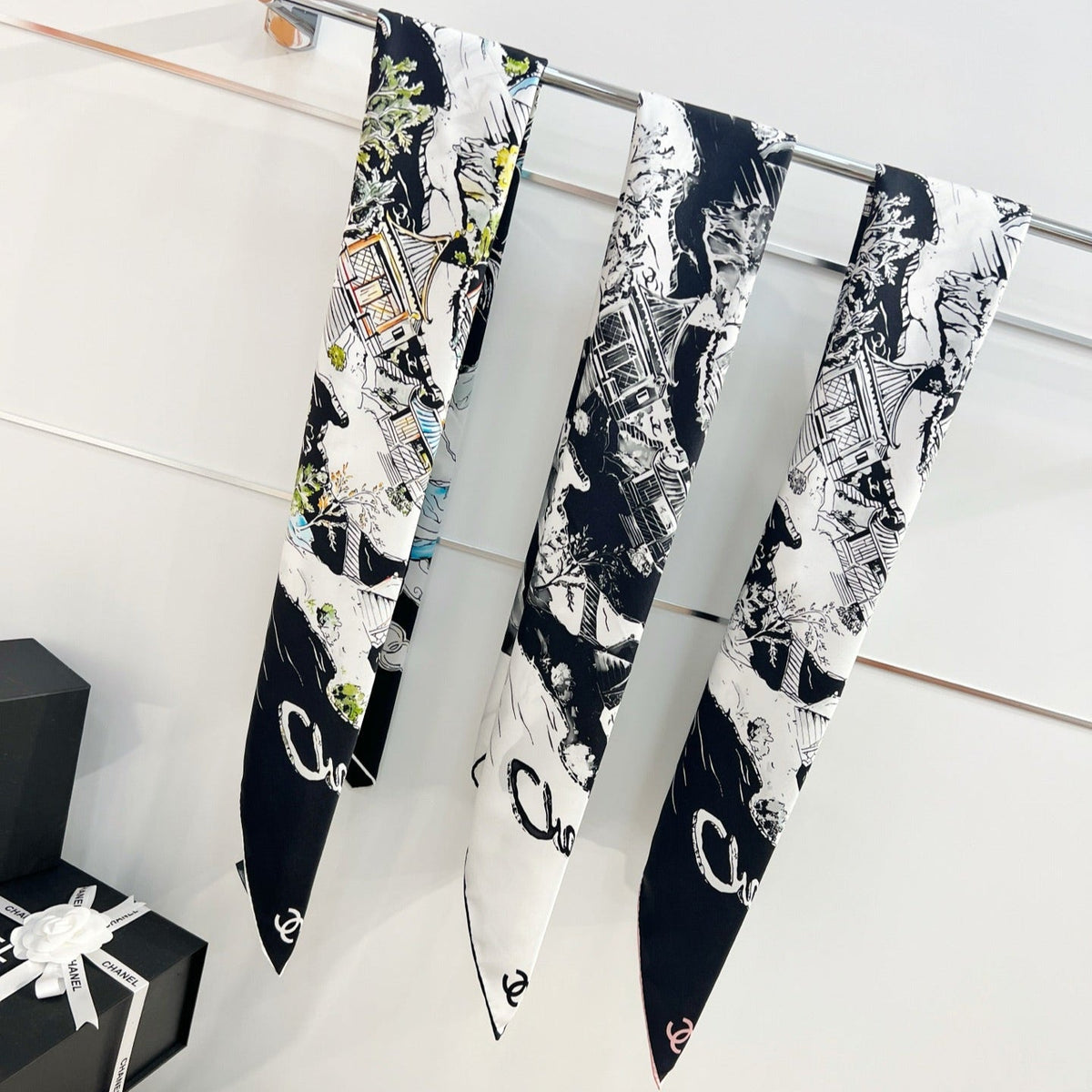 CHANEL 25S SCARF 90 IN SILK 735864