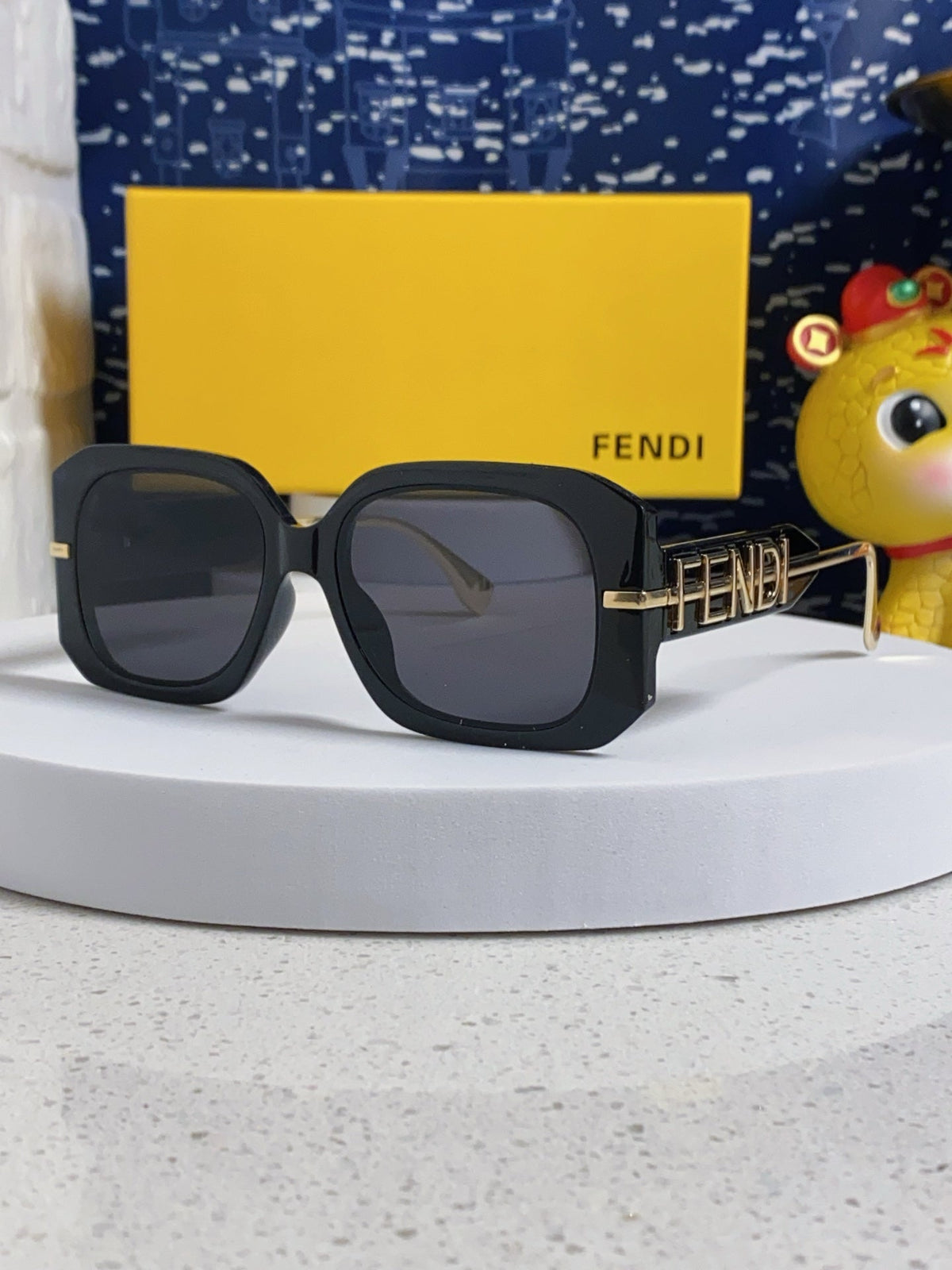 FENDI OVERSIZES FF DIAMONDS SQUARE SUNGLASSES 551639 IN ACETATE