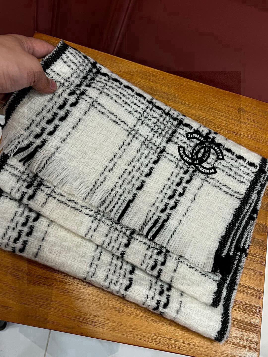 CHANEL 25S SCARF 185 IN CASHMERE 730559