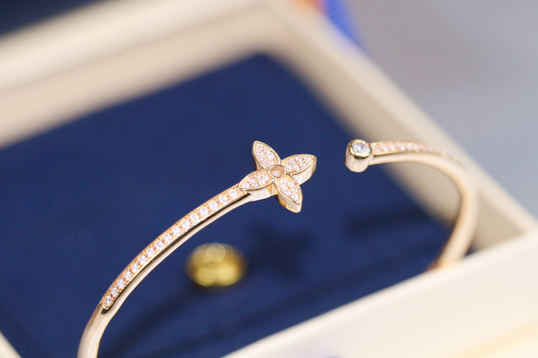 LOUIS VUITTON IDYLLE PINK GOLD OPEN BRACELET DIAMOND PAVED