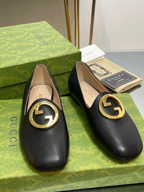 GUCCI BLONDIE LOGO-PLAQUE LOAFERS IN BLACK CALFSKIN WITH GOLD HARDWARE