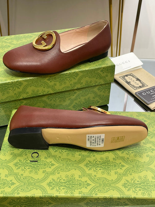 GUCCI BLONDIE LOGO-PLAQUE LOAFERS IN SYRUP BROWN CALFSKIN WITH GOLD HARDWARE