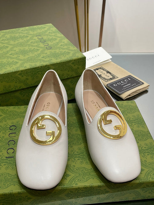 GUCCI BLONDIE LOGO-PLAQUE LOAFERS IN WHITE CALFSKIN WITH GOLD HARDWARE