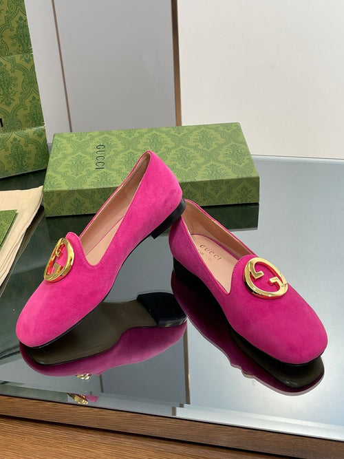 GUCCI BLONDIE LOGO-PLAQUE LOAFERS IN FUSCIA PINK SUEDE WITH GOLD HARDWARE