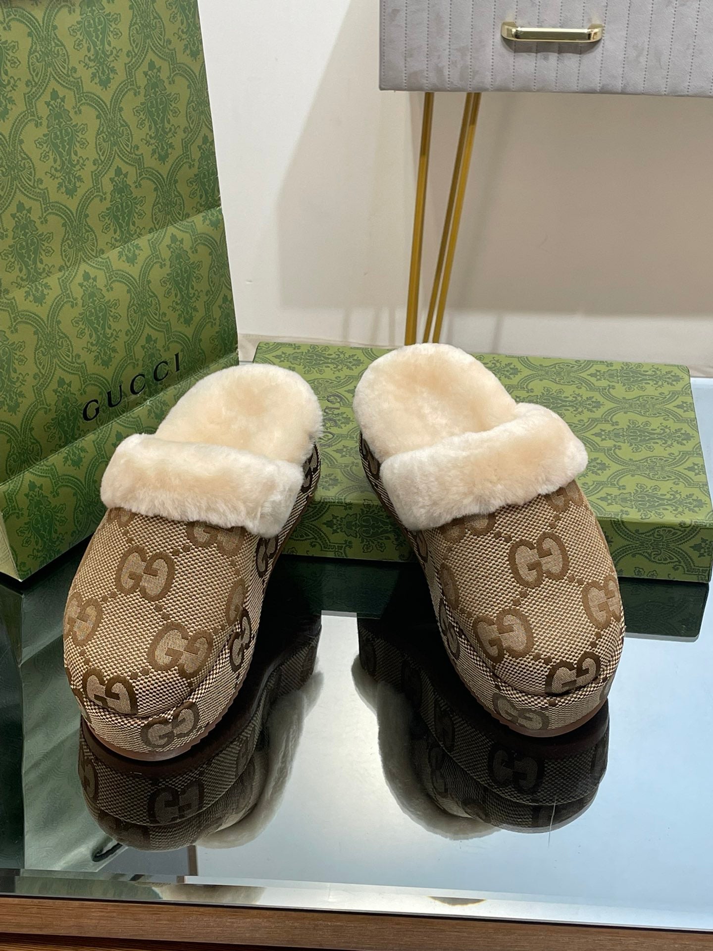 GUCCI MOLLY MULE IN CAMEL BROWN MONOGRAM JACQUARD FABRIC AND SHEARLING LINING