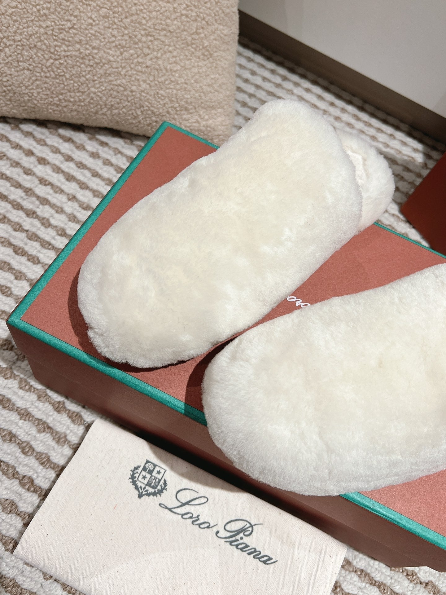 LP NATURAL WINTERCOZY WOOL WHITE SLIPPERS