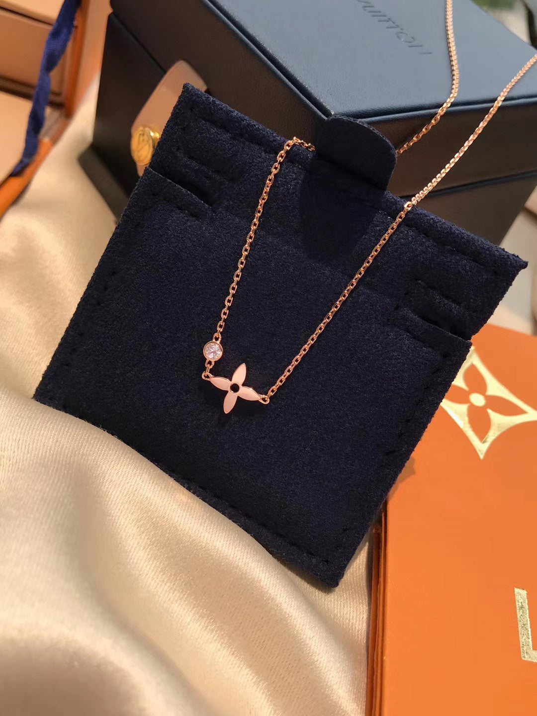 LOUIS VUITTON BLOSSOM PENDANT PINK GOLD AND DIAMOND