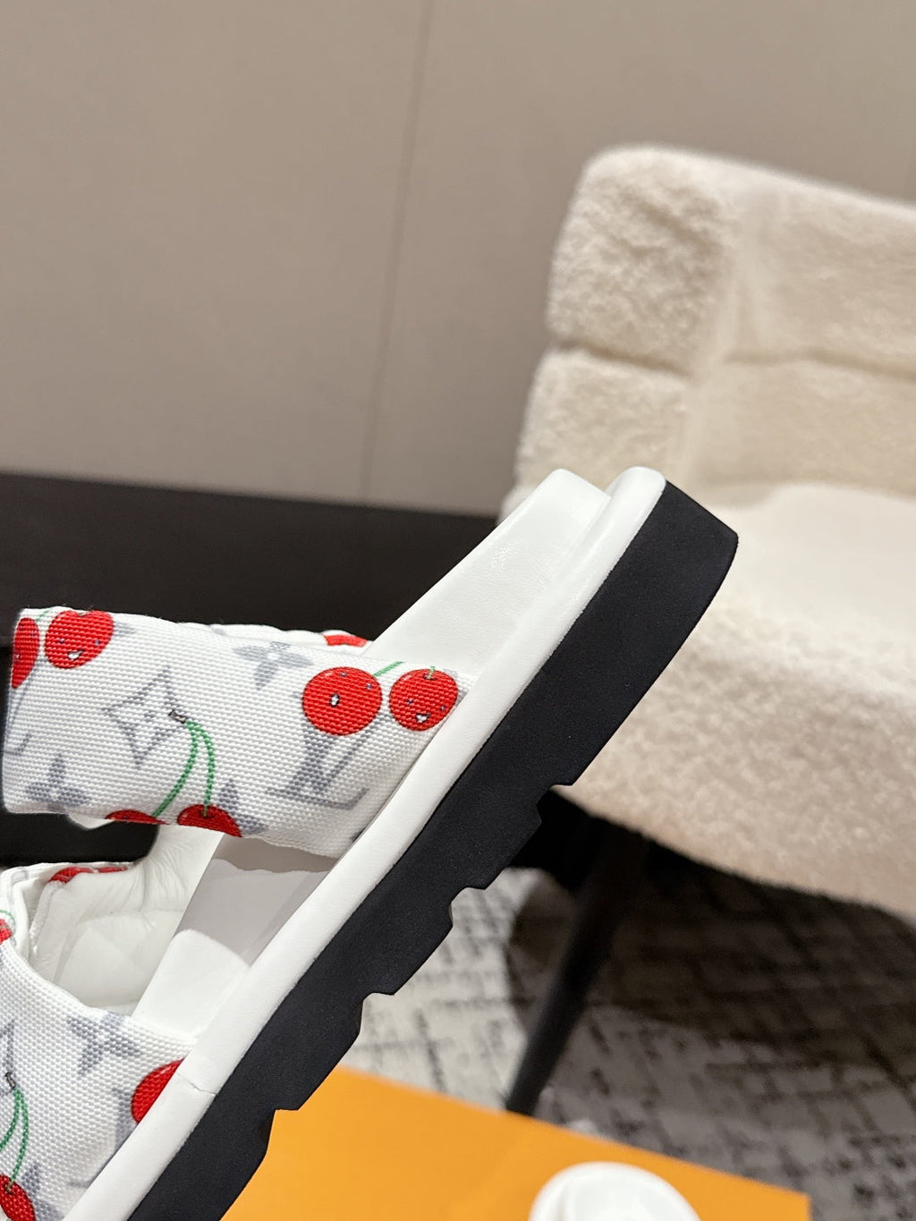LOUIS VUITTON LV MIAMI-STYLE SANDALS 25S IN WHITE FABRIC AND CALFSKIN