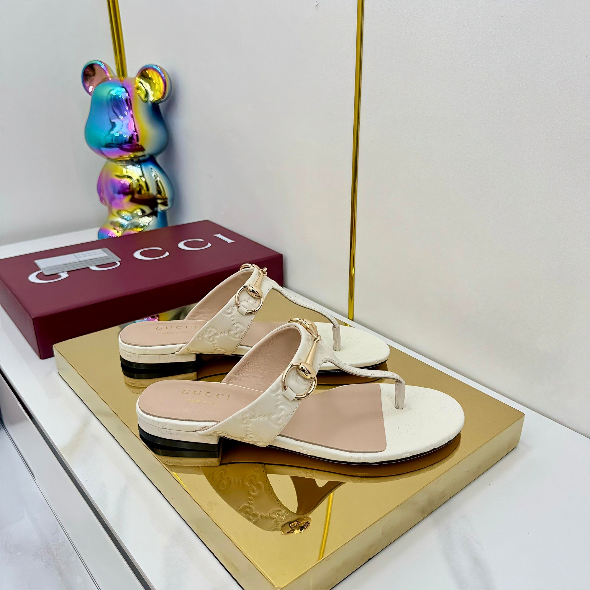 GUCCI THONG SANDALS IN CREAM WHITE LAMBSKIN PRINTED LOGO WITH GOLD HARDWARE
