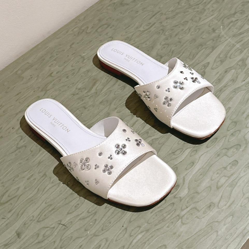LOUIS VUITTON LV WOMEN FLAT MULE IN WHITE SATIN WITH RHINESTONE