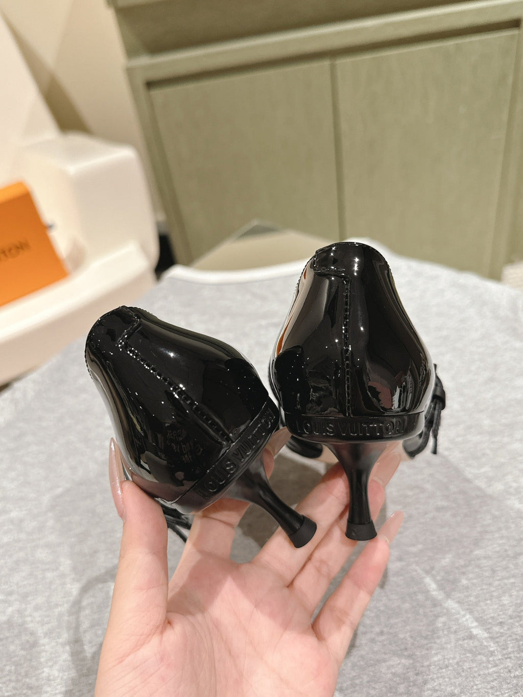 LOUIS VUITTON HIGH PUMP 45MM IN BLACK CALFSKIN WITH BLACK STRAPS