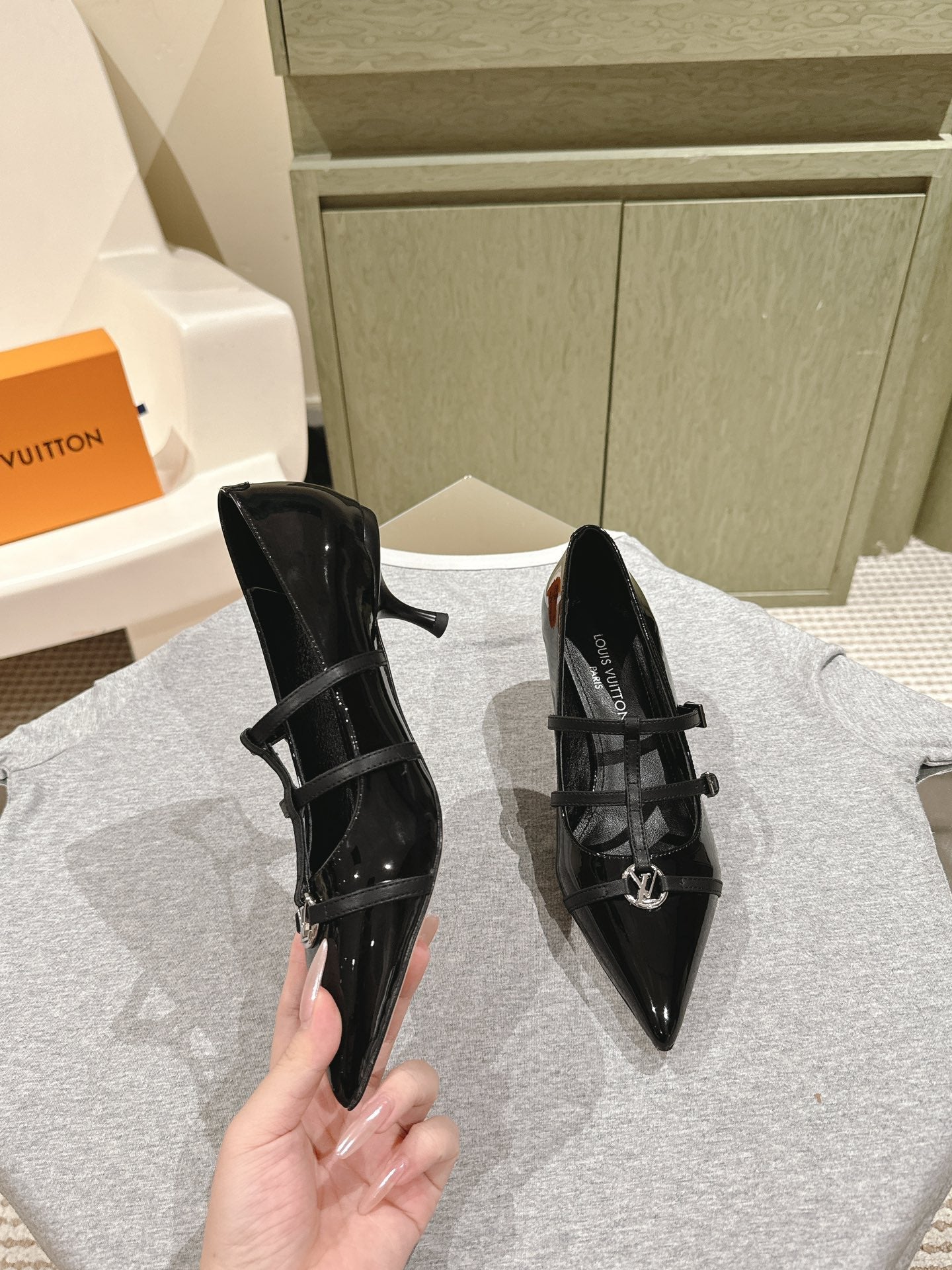LOUIS VUITTON HIGH PUMP 45MM IN BLACK CALFSKIN WITH BLACK STRAPS