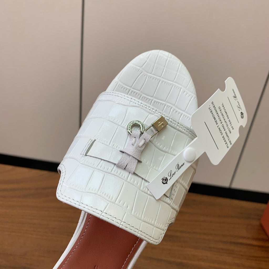LP OSTRICH-EMBOSSED FLAT SANDALS 25S IN WHITE LAMBSKIN