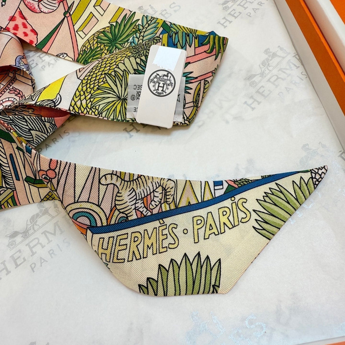 HERMES HERMES 25S NECKERCHIEF 86 IN SILK 989360