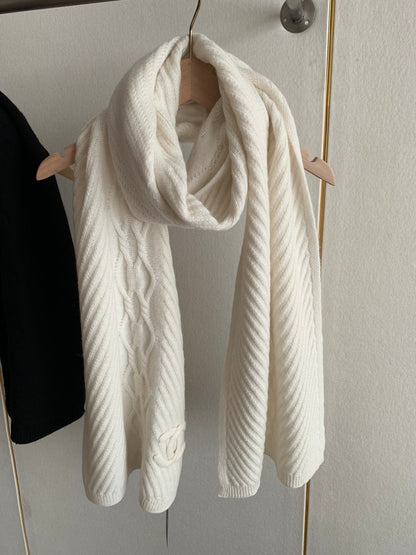 CHANEL KNIT SCARF 200 CM IN WHITE CASHMERE 392882