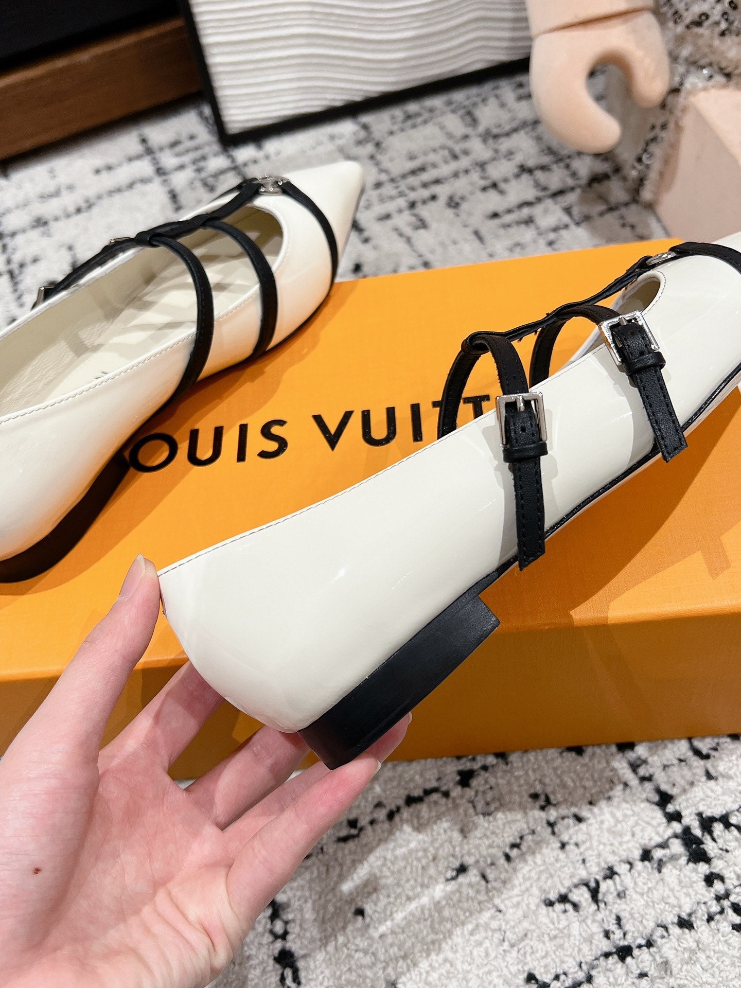 LOUIS VUITTON POINTED FLAT SHOES IN WHITE MIX BLACK CALFSKIN