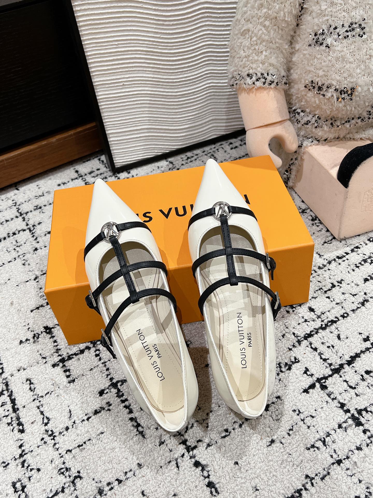 LOUIS VUITTON POINTED FLAT SHOES IN WHITE MIX BLACK CALFSKIN