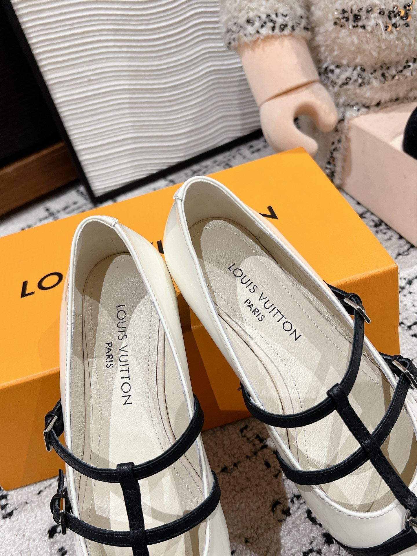 LOUIS VUITTON POINTED FLAT SHOES IN WHITE MIX BLACK CALFSKIN