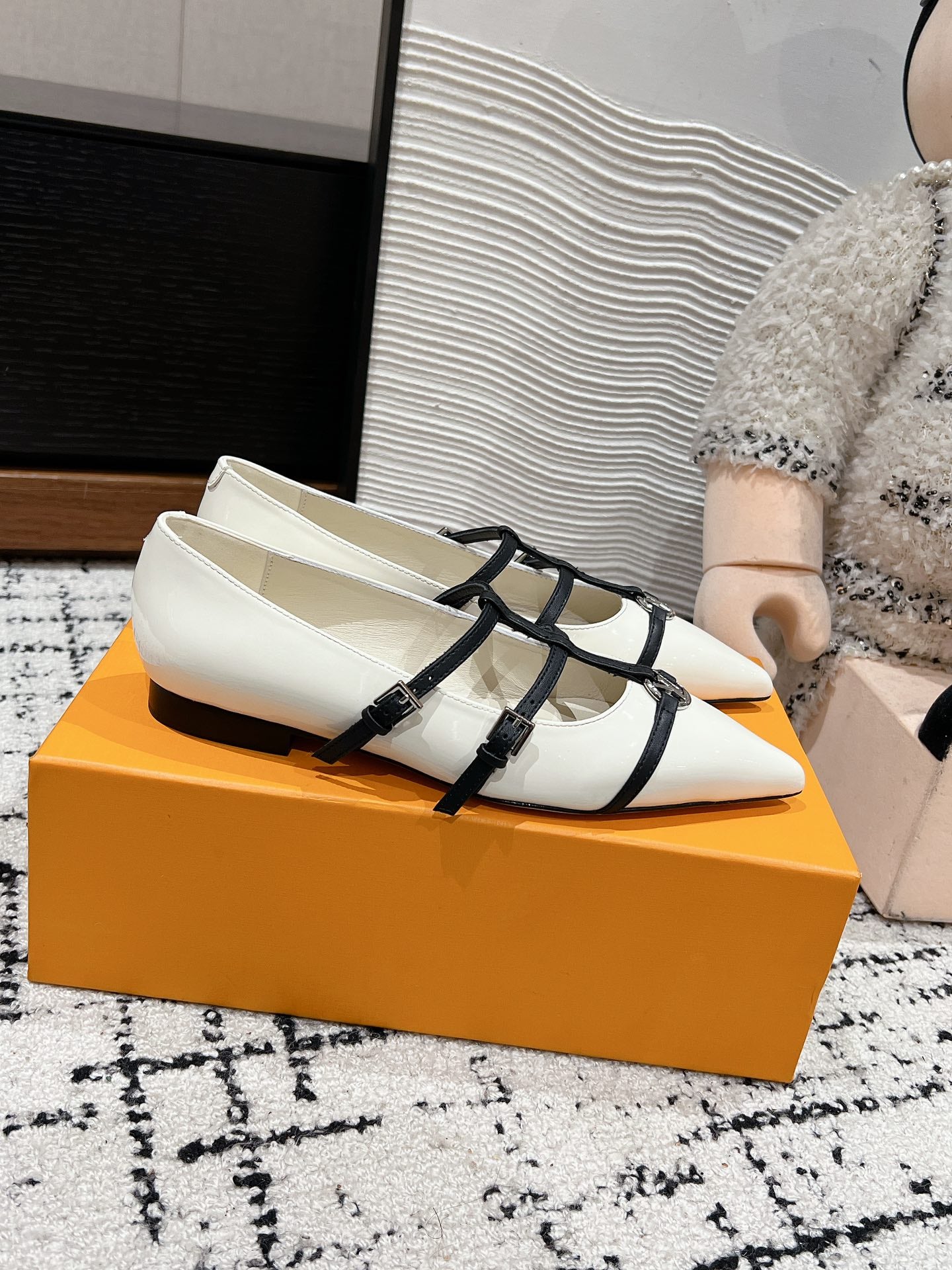 LOUIS VUITTON POINTED FLAT SHOES IN WHITE MIX BLACK CALFSKIN