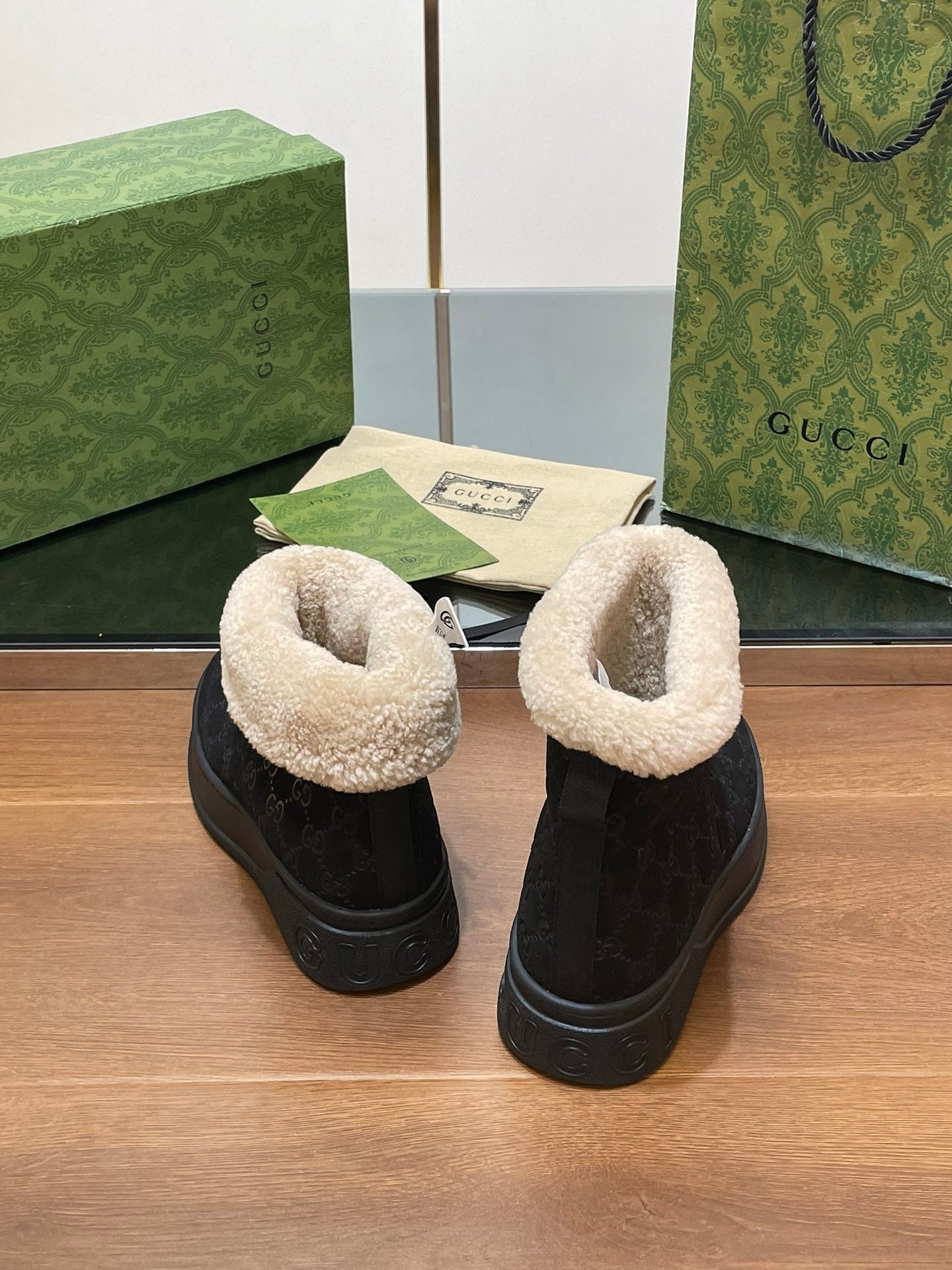 GUCCI SNOW BOOTS IN BLACK EMBOSSED SUEDE AND BEIGE WOOL LINING