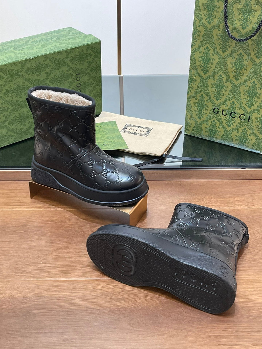 GUCCI U BOOTS IN BLACK EMBOSSED SUEDE AND BEIGE WOOL LINING