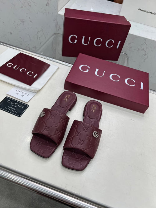 GUCCI CASUAL SLIPPERS IN BURGUNDY RED CALFSKIN LOGO EMBOSSING
