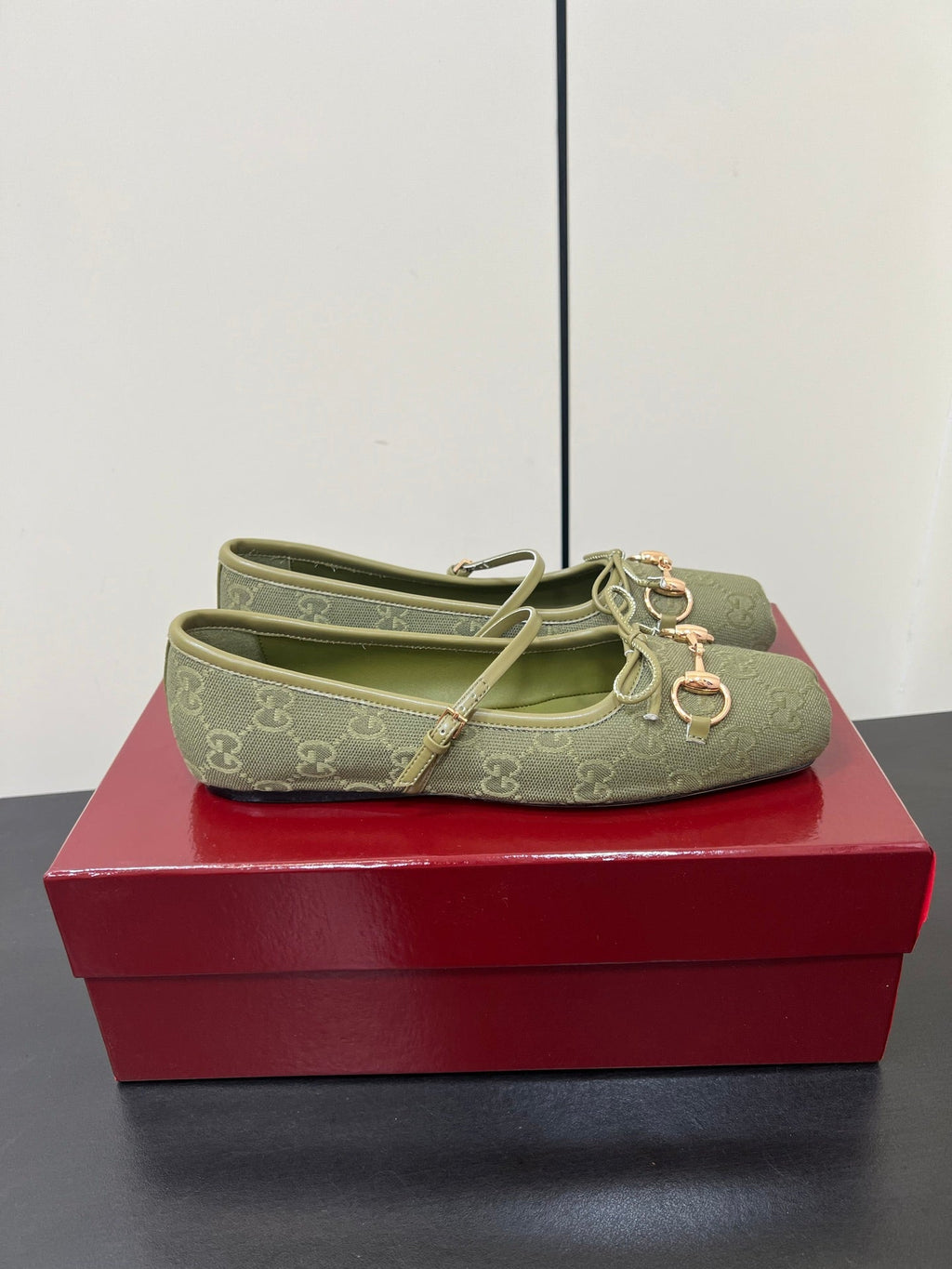 GUCCI MARY JANE 25S IN MOSS GREEN CANVAS WITH GOLD HARDWARE