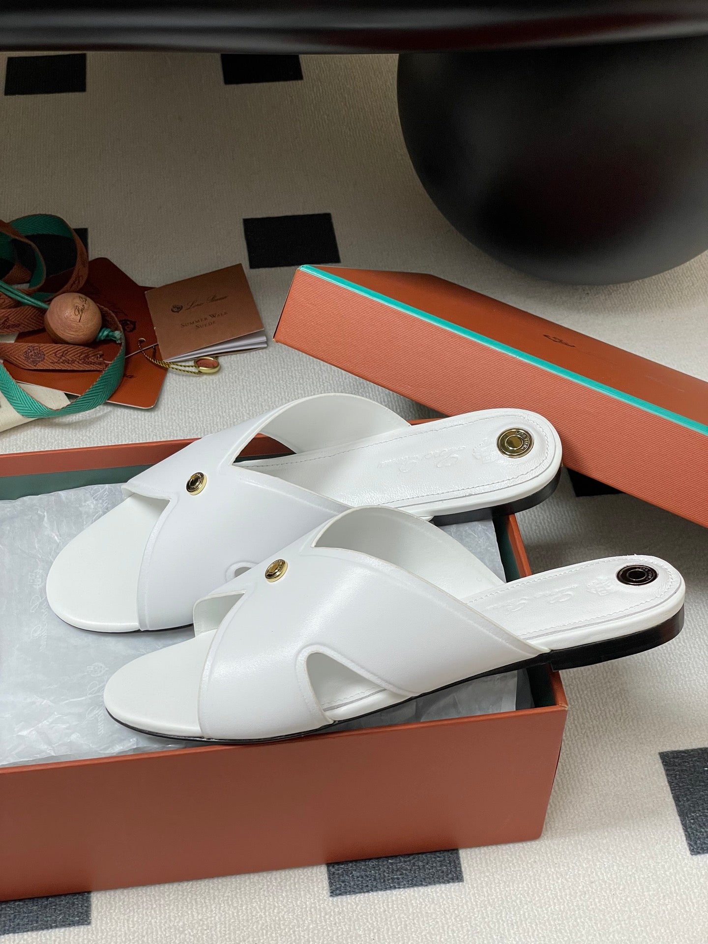 LP CLASSIC CROSS-STRAP SANDALS 25S IN WHITE LAMBSKIN
