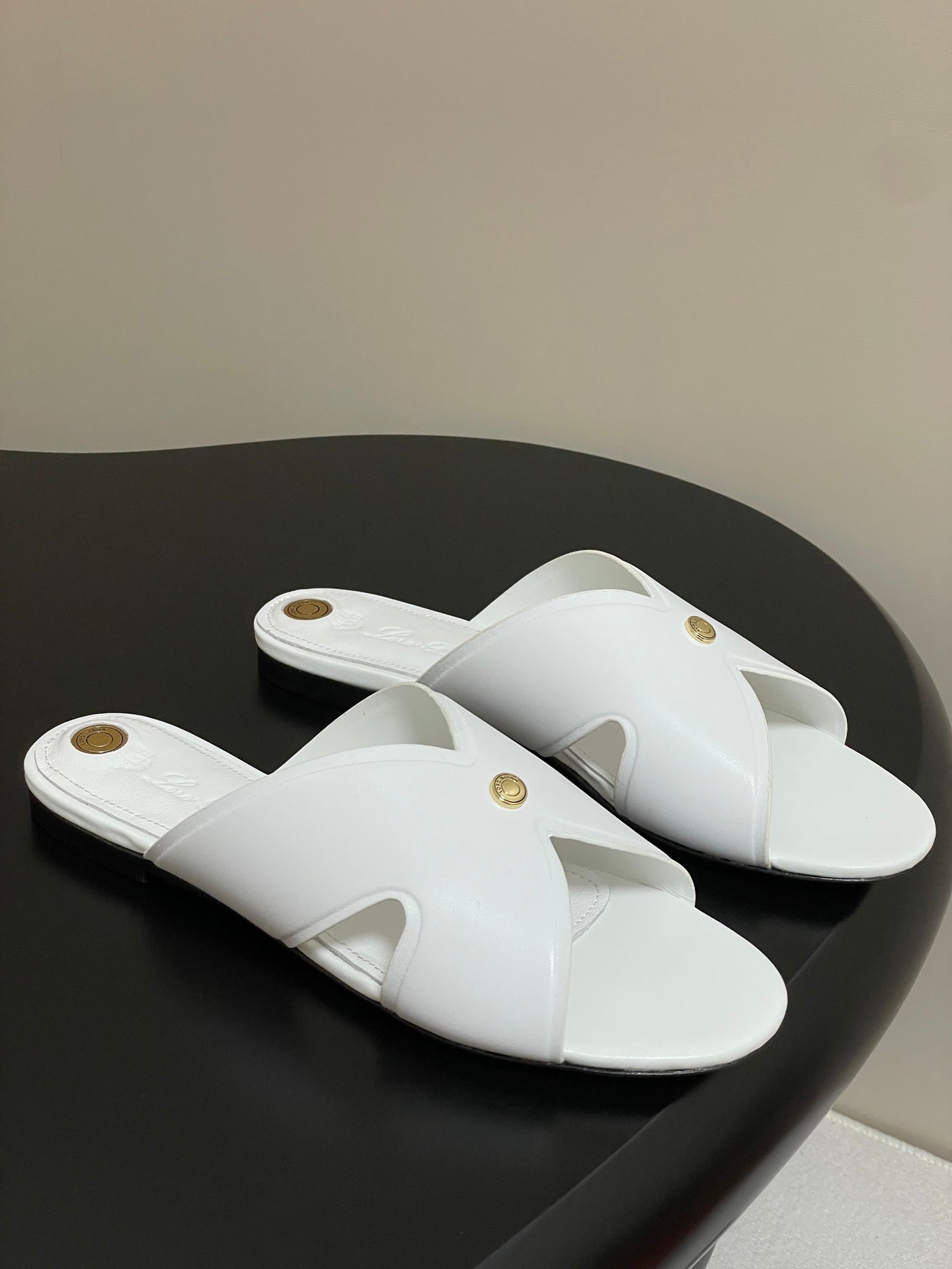 LP CLASSIC CROSS-STRAP SANDALS 25S IN WHITE LAMBSKIN