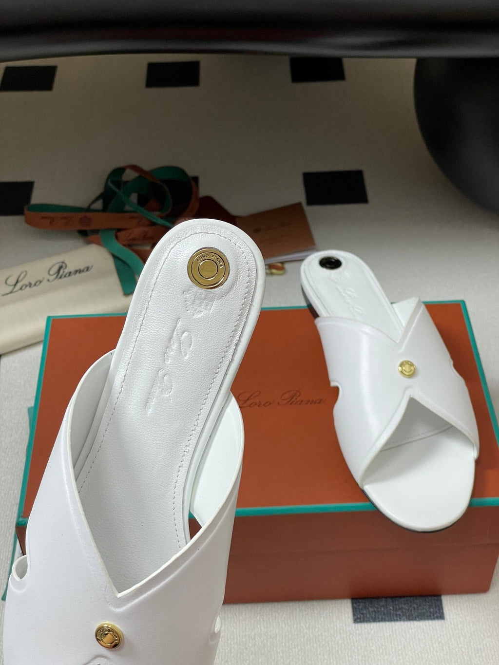 LP CLASSIC CROSS-STRAP SANDALS 25S IN WHITE LAMBSKIN