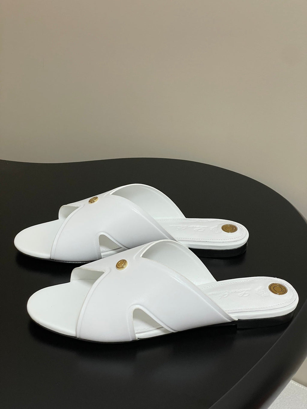 LP CLASSIC CROSS-STRAP SANDALS 25S IN WHITE LAMBSKIN