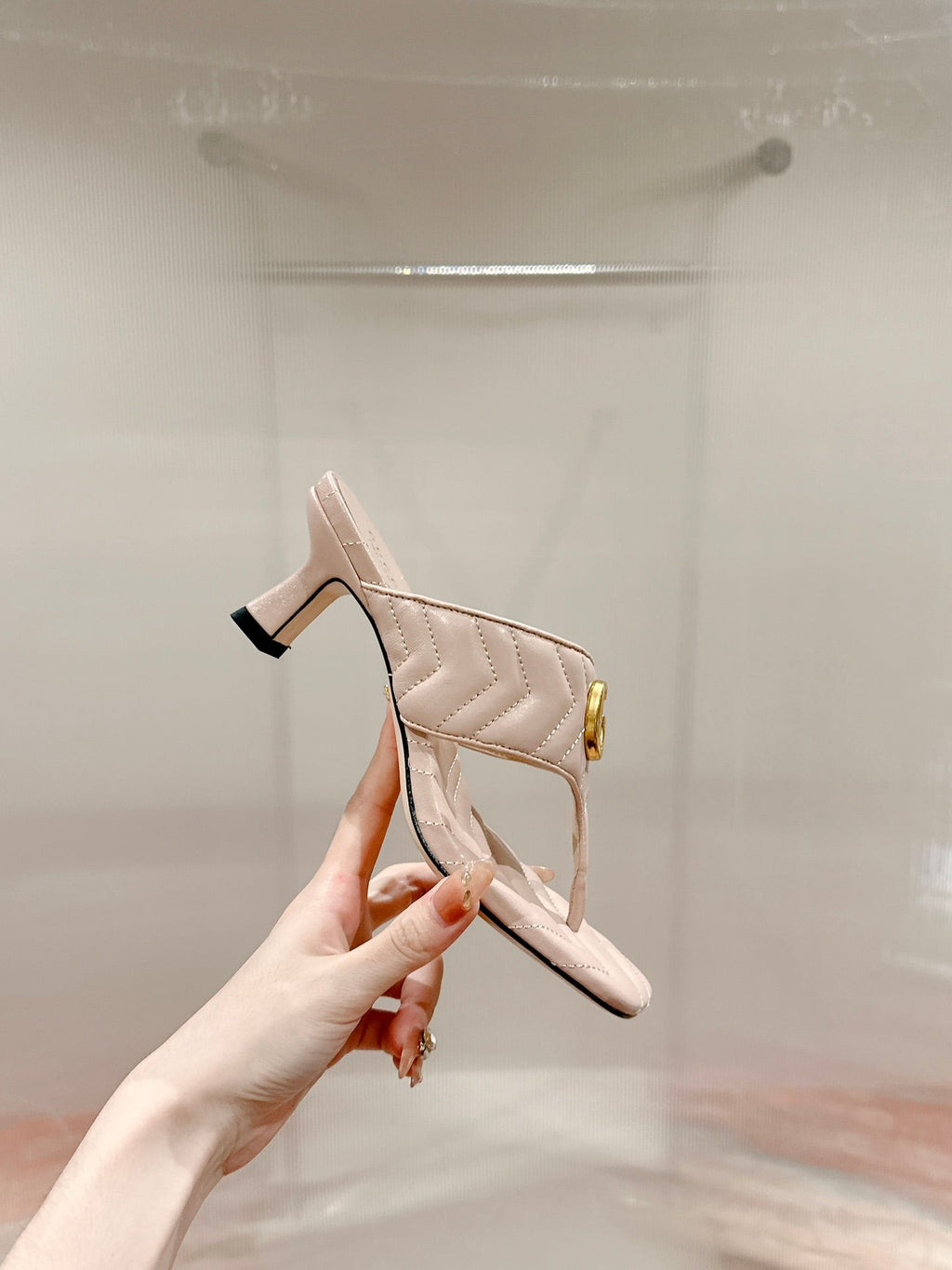 GUCCI HIGH THONG MULE 55MM IN BEIGE CREAM CALFSKIN WITH GOLD HARDWARE