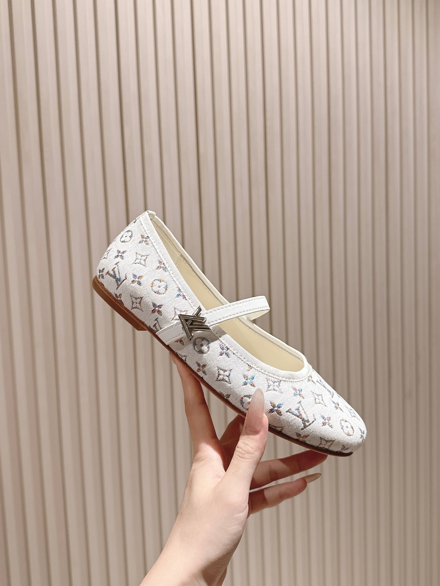 LOUIS VUITTON LV BALLET FLAT IN WHITE MONOGRAM CANVAS