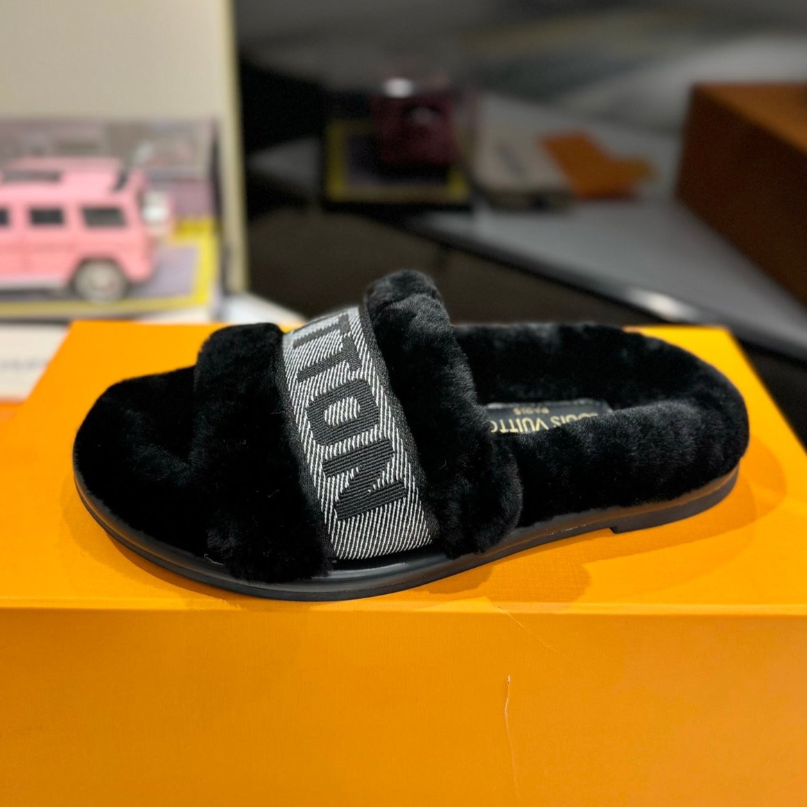 LOUIS VUITTON FURRY SLIPPER IN BLACK SHEARLING