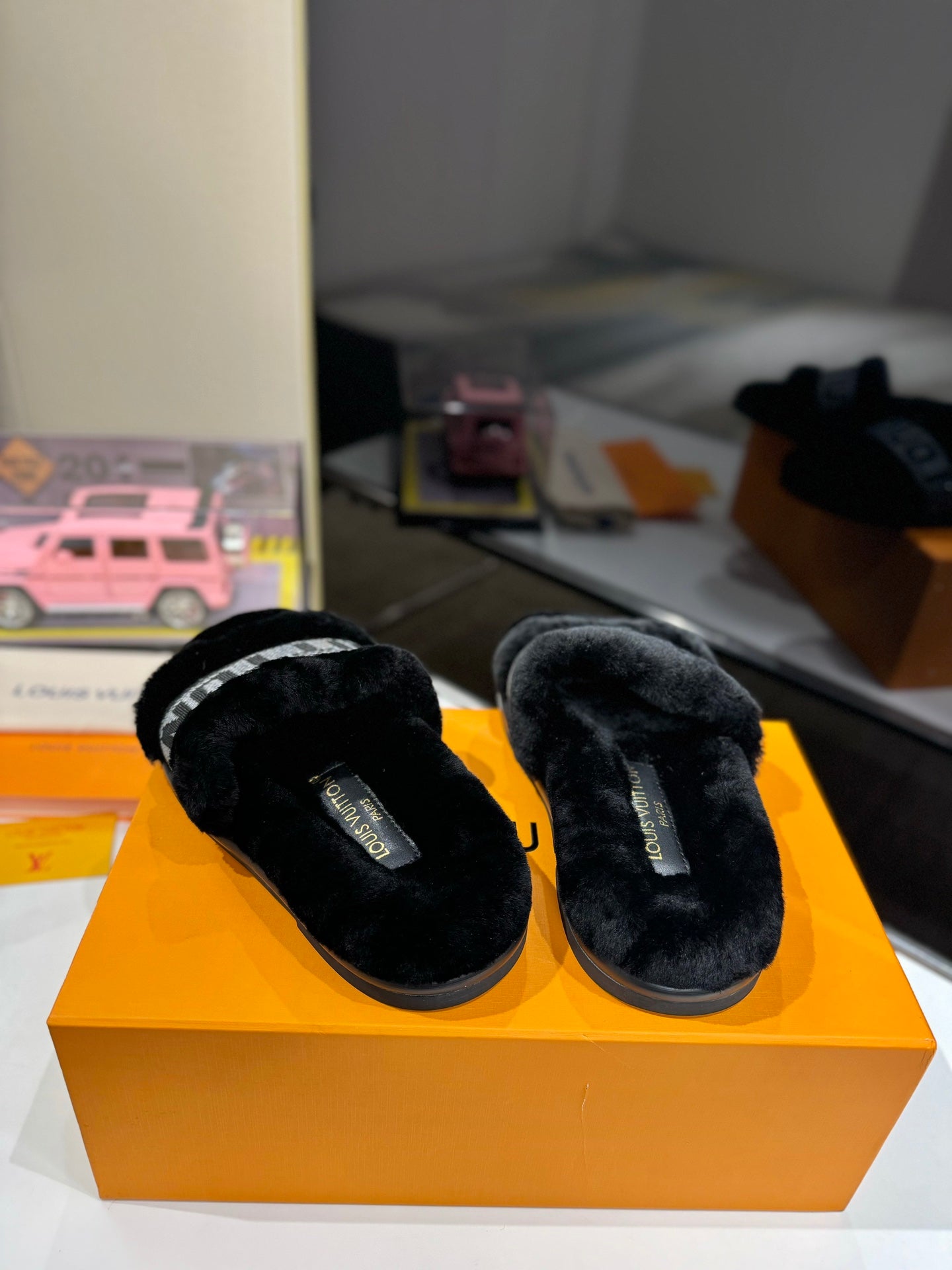 LOUIS VUITTON FURRY SLIPPER IN BLACK SHEARLING