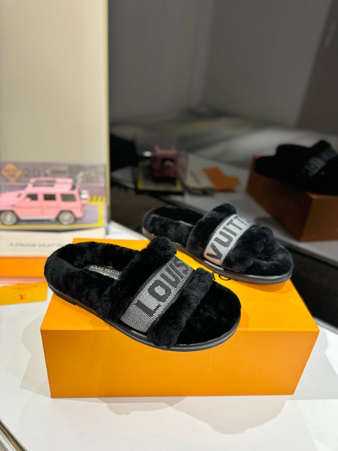 LOUIS VUITTON FURRY SLIPPER IN BLACK SHEARLING