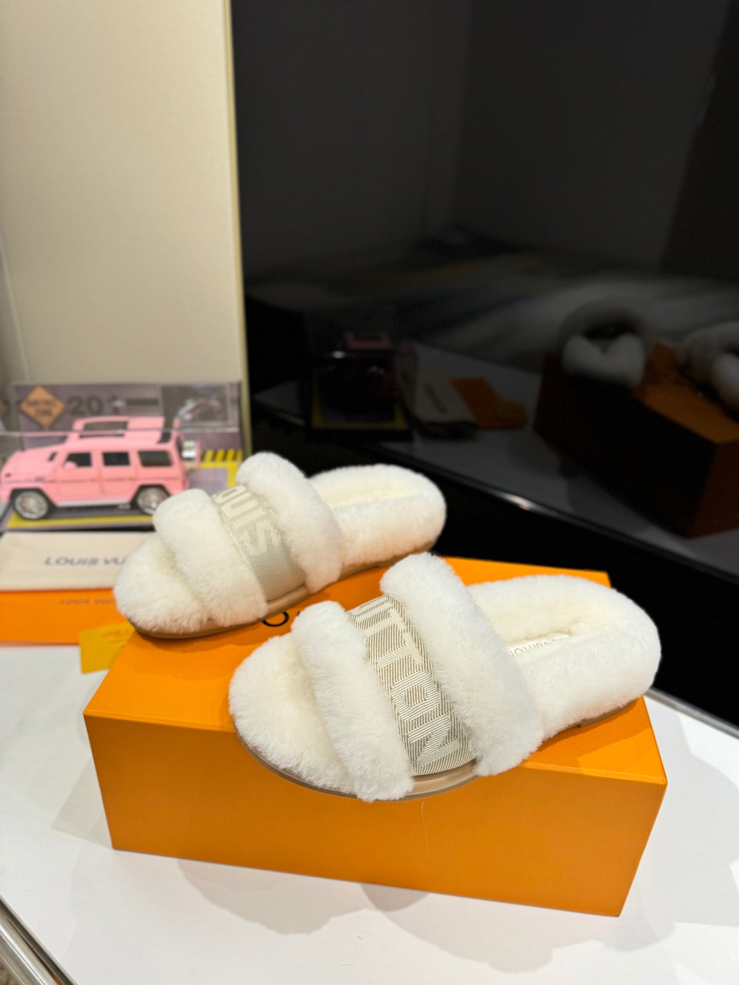 LOUIS VUITTON FURRY SLIPPER IN WHITE SHEARLING