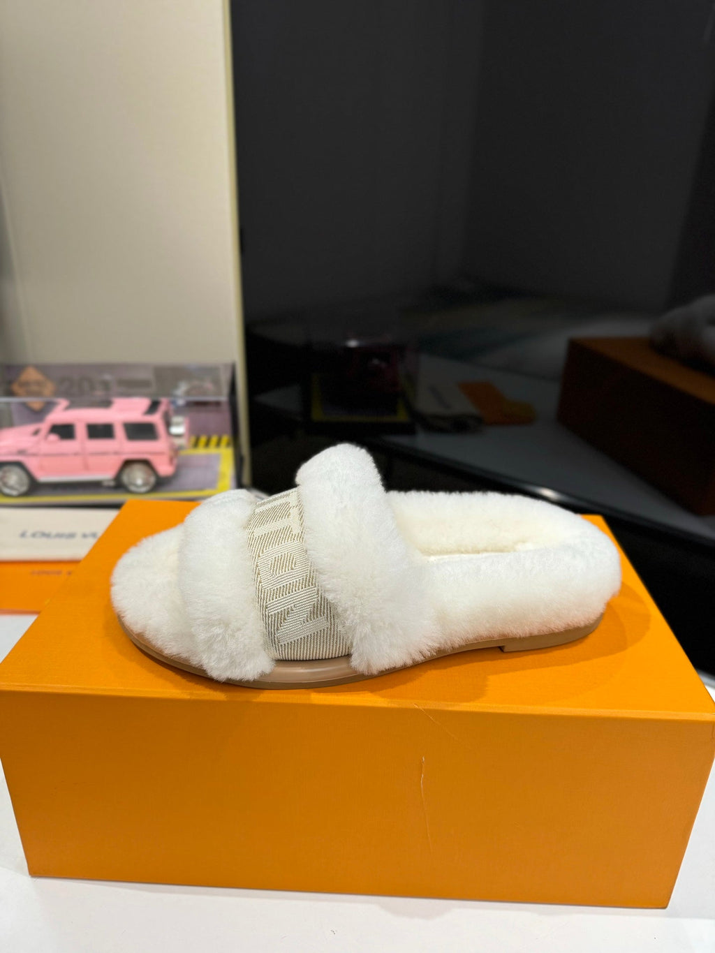 LOUIS VUITTON FURRY SLIPPER IN WHITE SHEARLING