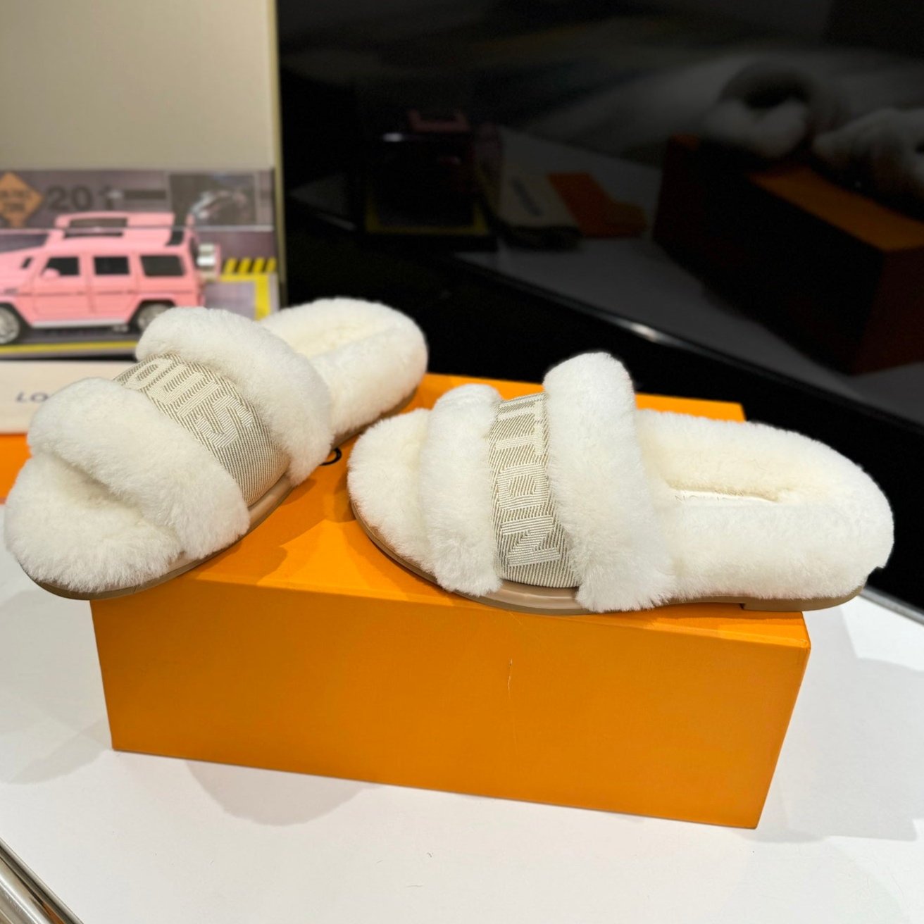 LOUIS VUITTON FURRY SLIPPER IN WHITE SHEARLING