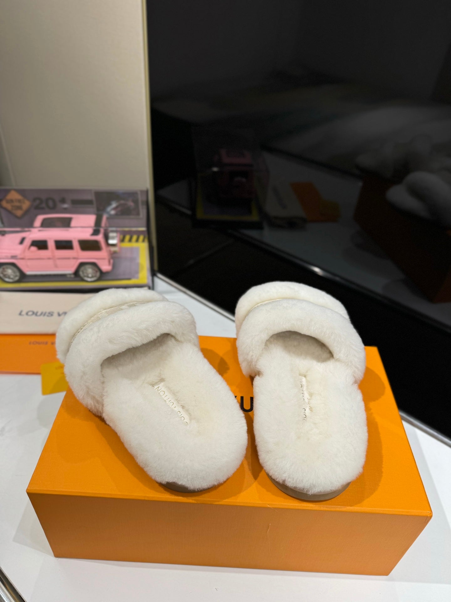 LOUIS VUITTON FURRY SLIPPER IN WHITE SHEARLING