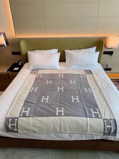 HERMES TIGRE BAYADERE BLANAVALON III THROW BLANKET IN LIGHT GRAY CASERE 407144